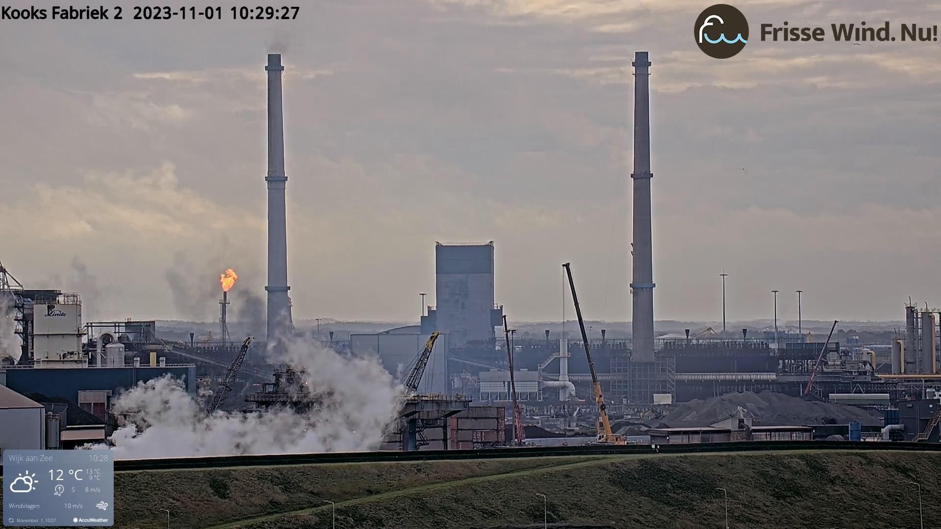 Fakkel en zwarte gifwolk bij kooksfabriek 2. 