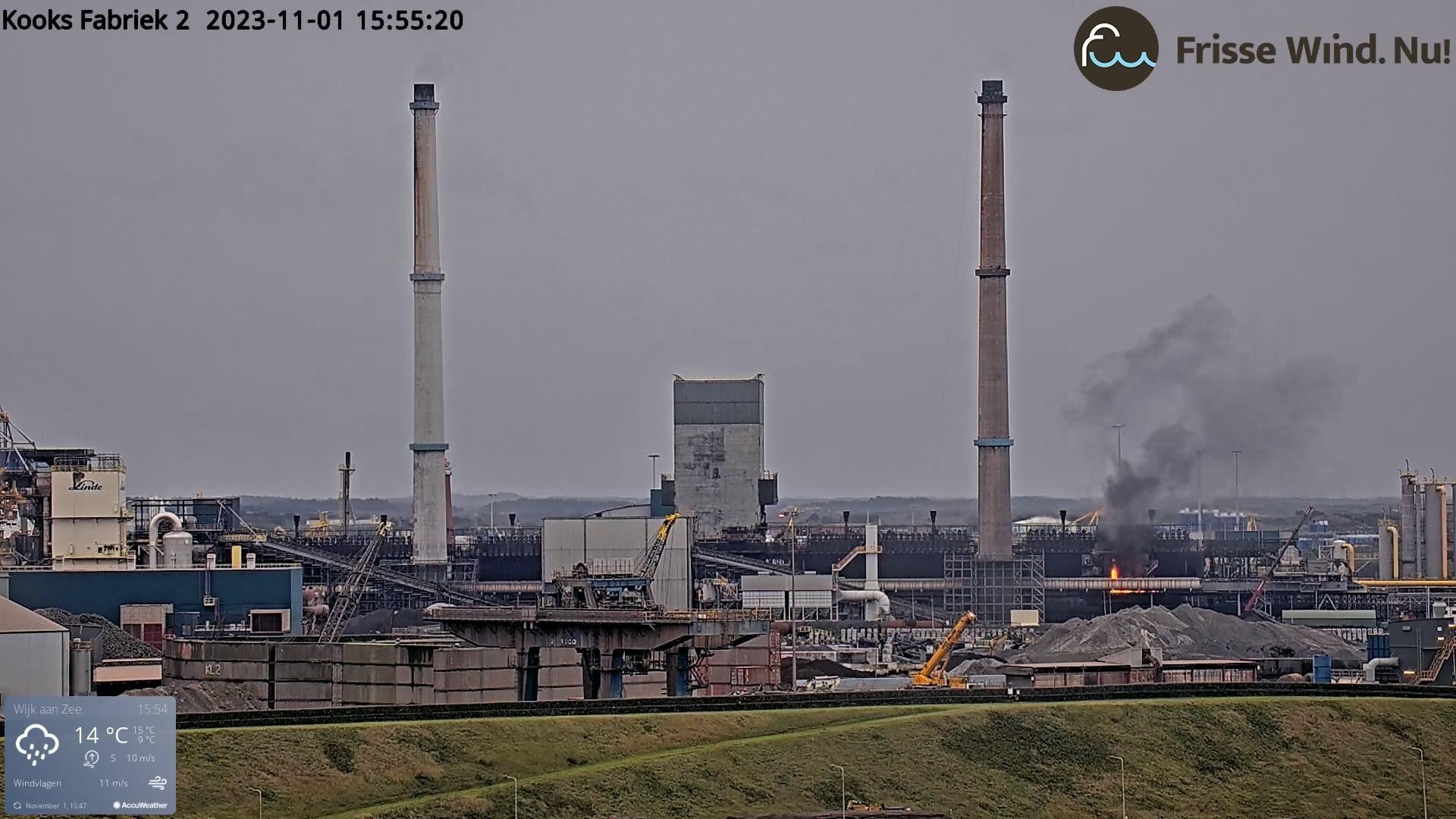 Zwarte rook / zwarte gifwolk bij kooksfabriek 2. 