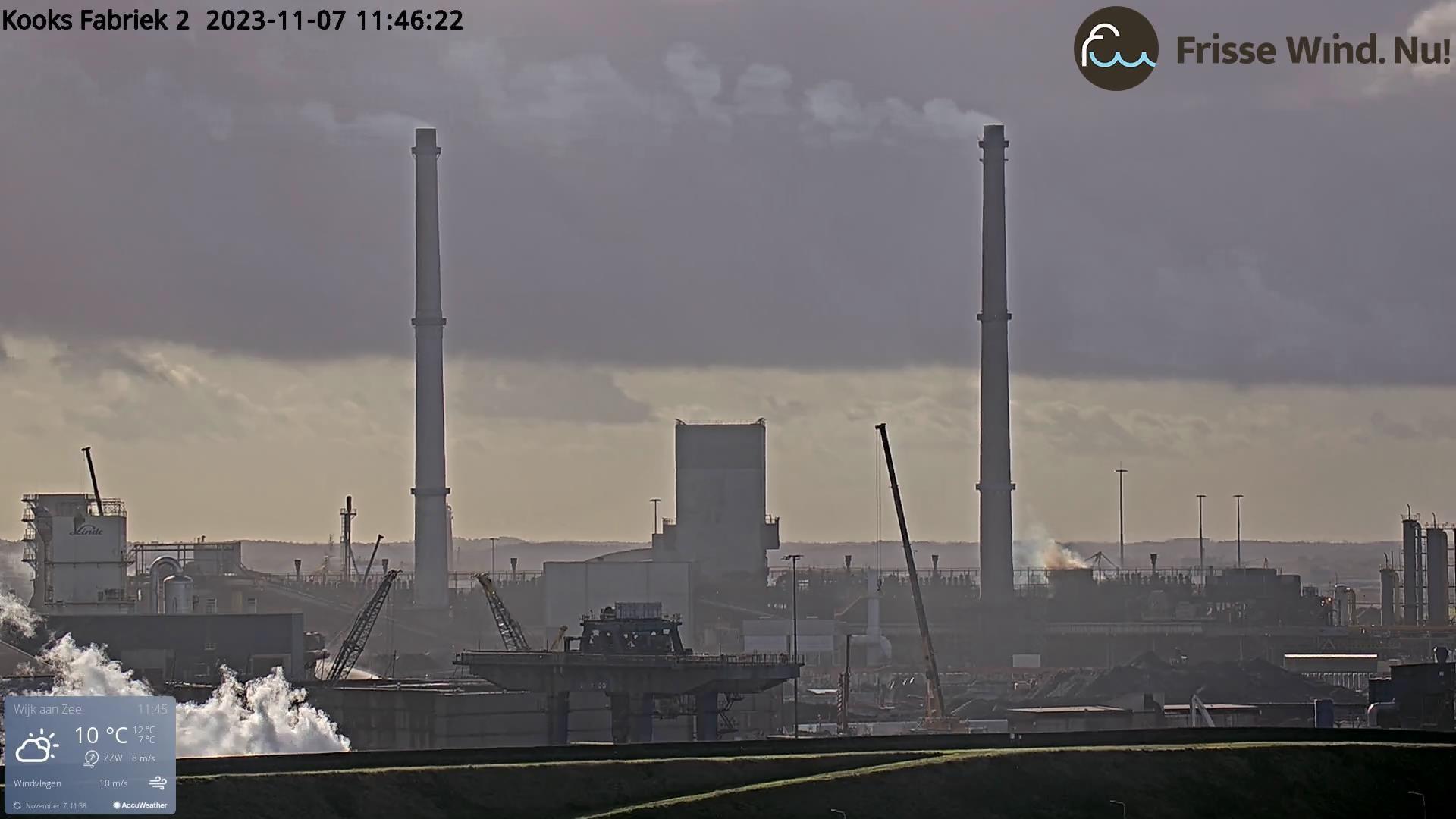 Gele/oranje gifwolk bij kooksfabriek 2. 