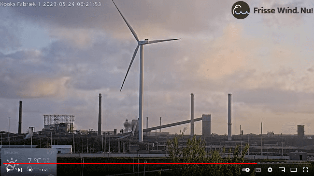 Zwarte gifwolk bij kooksfabriek 1 achter de windmolen