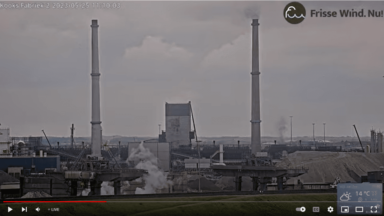 Zwarte gifwolk uit schoorsteen en bij kooksfabriek 2