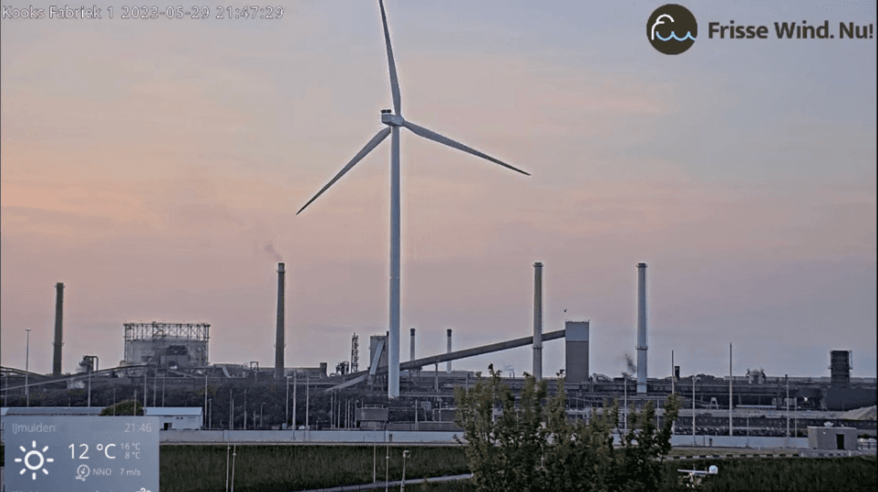 Zwarte gifwolk bij kooksfabriek 1