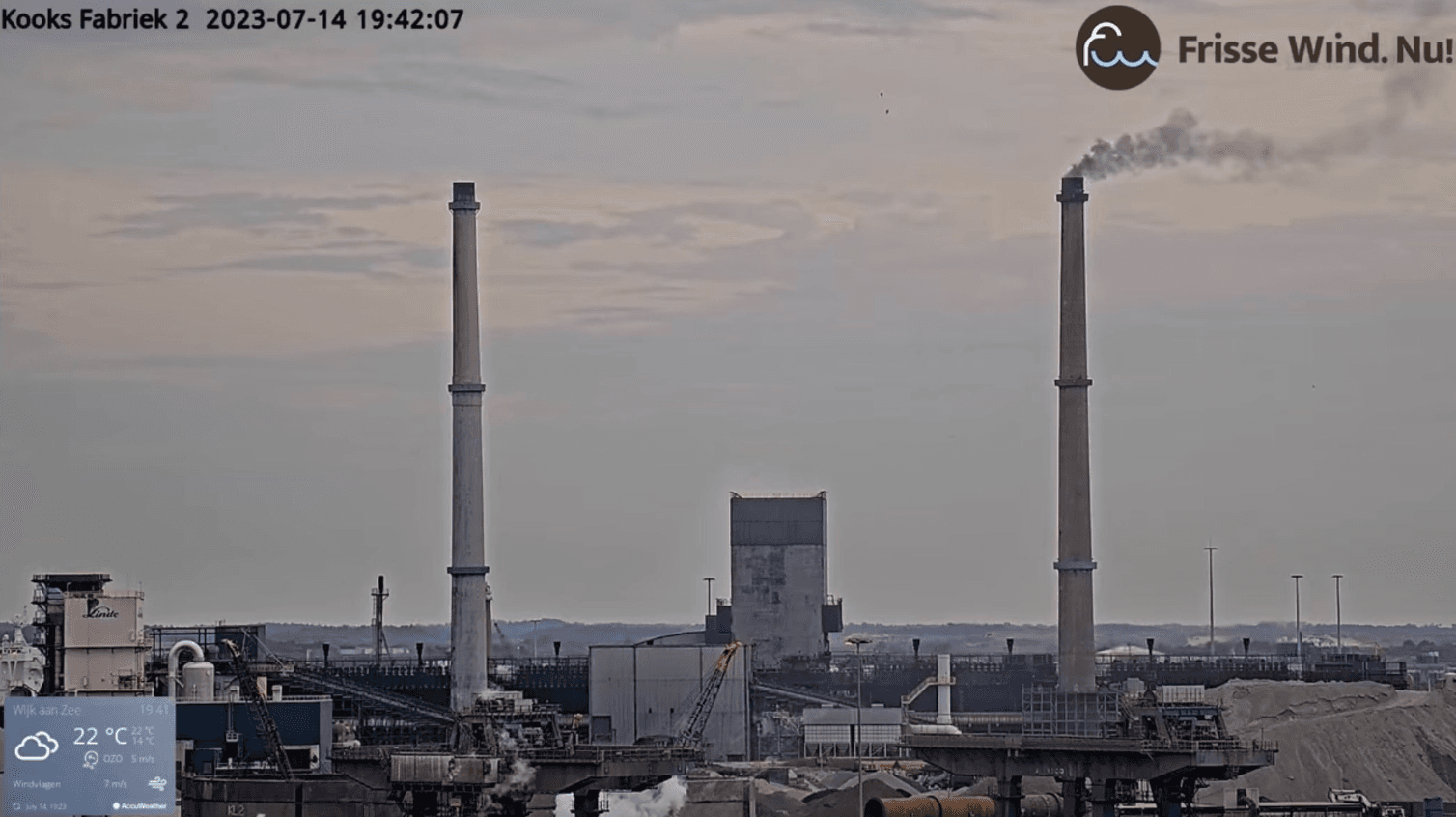 Zwarte gifwolk uit schoorsteen kooksfabriek 2