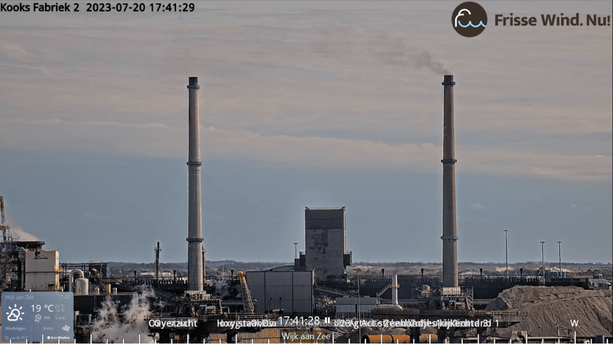 Zwarte gifwolk uit schoorsteen kooksfabriek 2