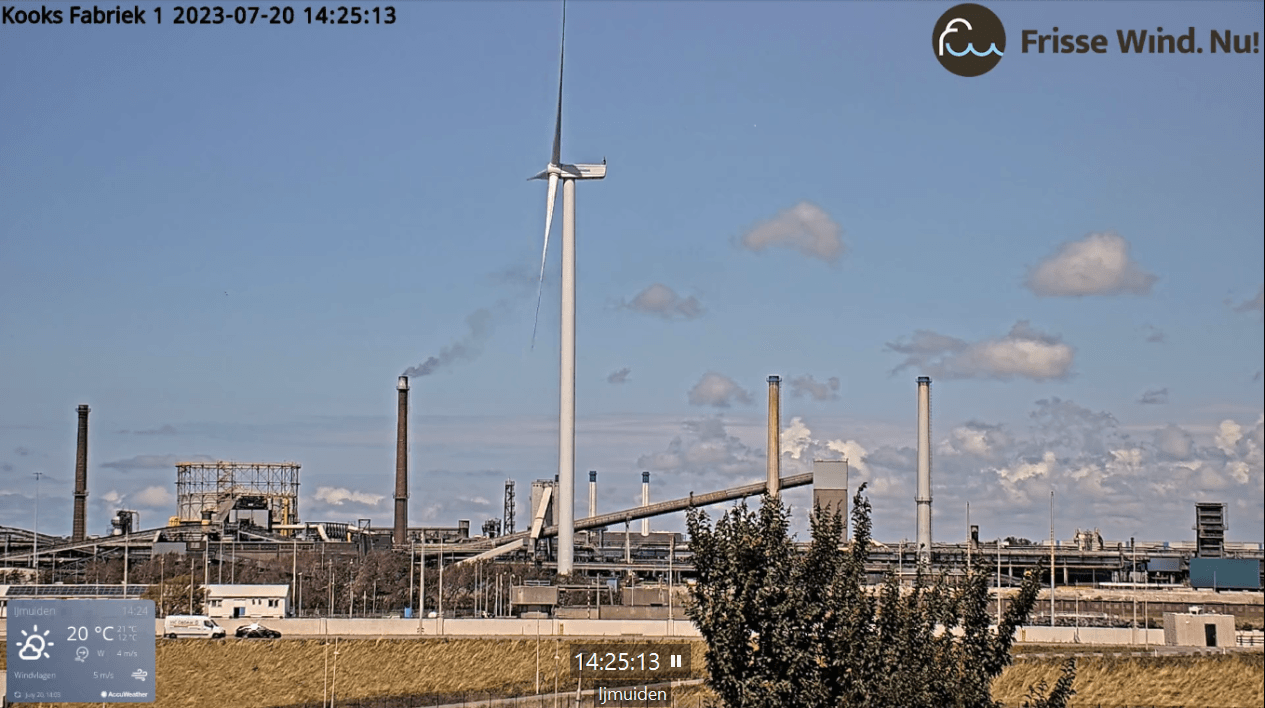 Zwarte gifwolk uit schoorsteen kooksfabriek 1