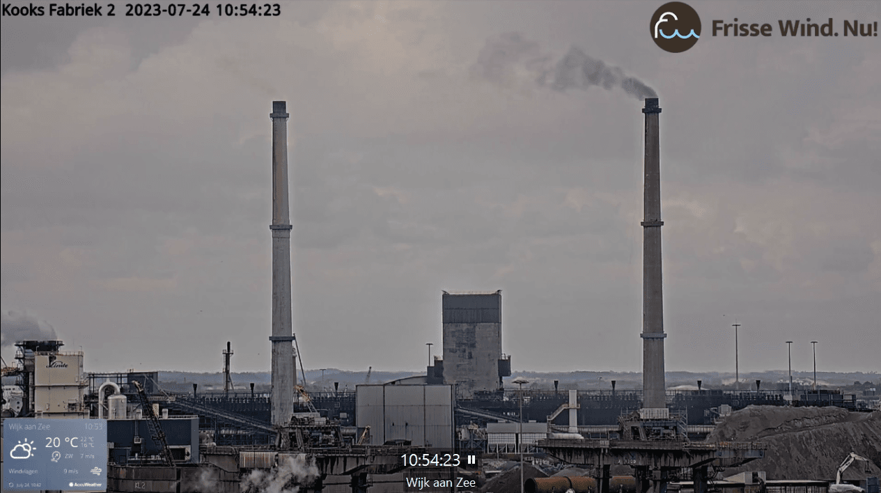 Zwarte gifwolk uit schoorsteen kooksfabriek 2