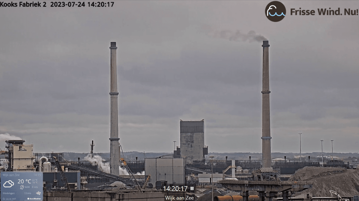 Zwarte gifwolk uit schoorsteen kooksfabriek 2