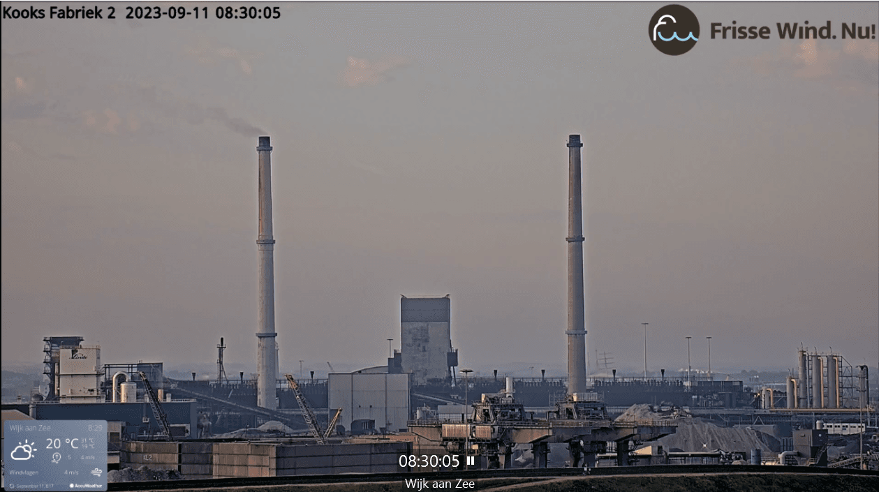 Zwarte gifwolk uit schoorsteen kooksfabriek 2