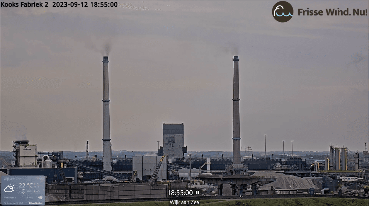 Zwarte gifwolk uit schoorsteen kooksfabriek 2