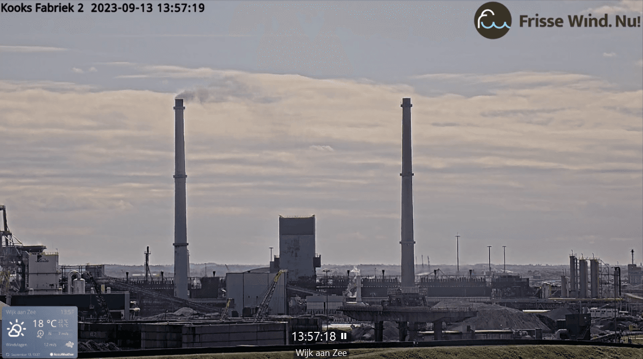 Zwarte gifwolk uit schoorsteen kooksfabriek 2