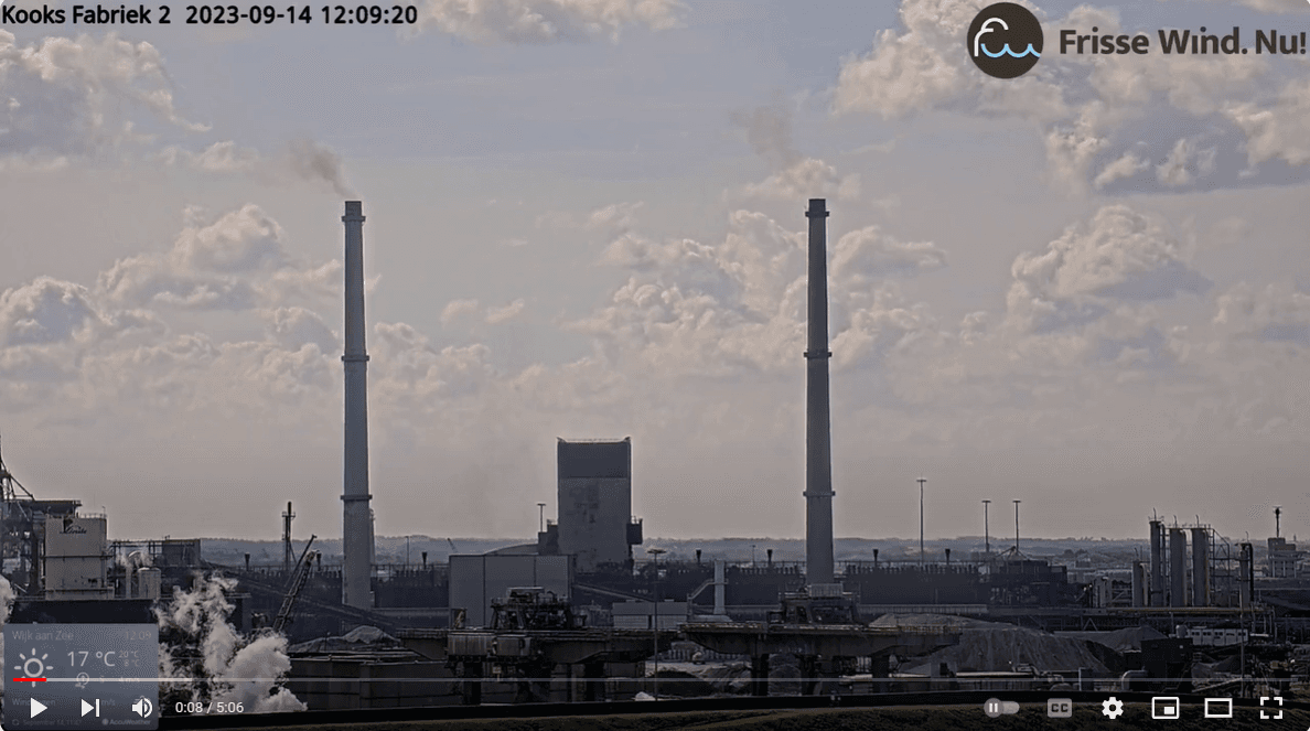 Zwarte gifwolk uit schoorsteen kooksfabriek 2