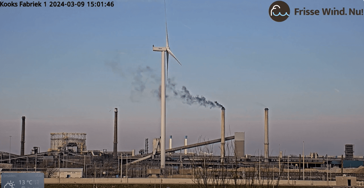 Zwarte gifwolk uit schoorsteen kooksfabriek 1