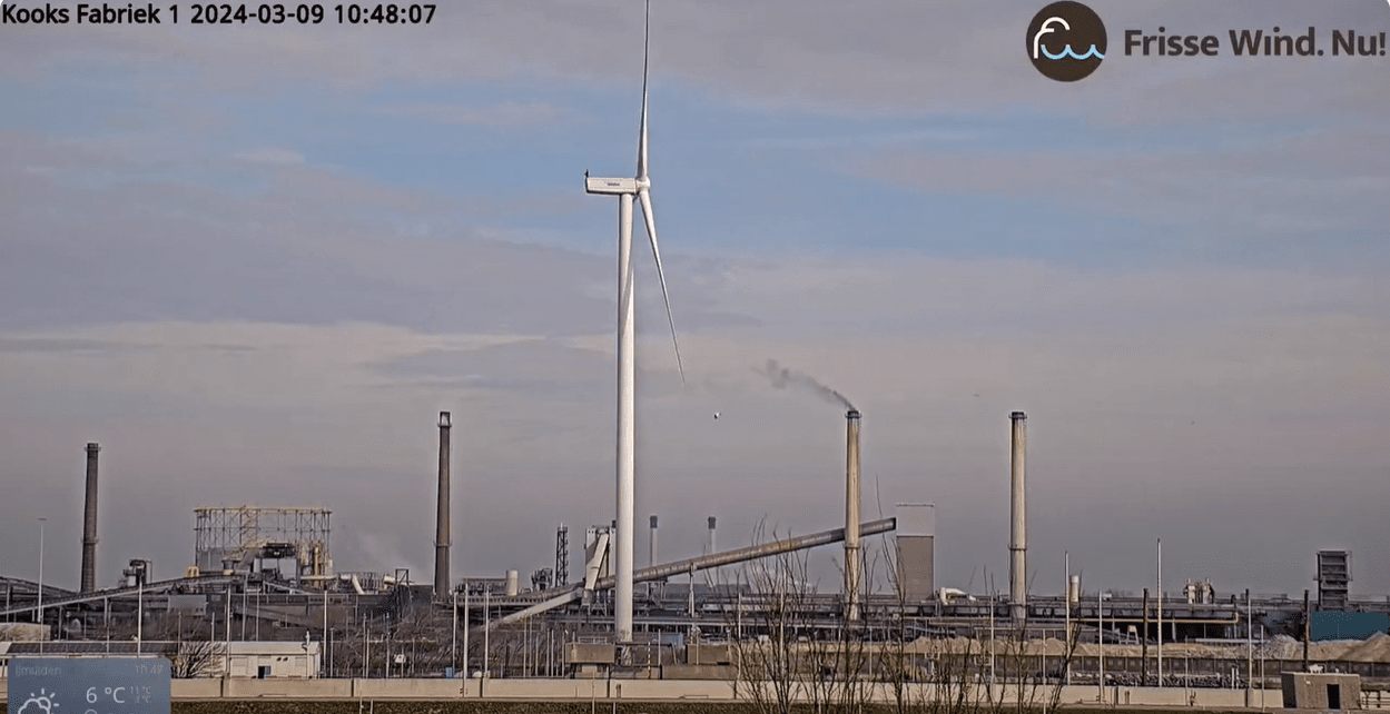 Zwarte gifwolk bij kooksfabriek 1