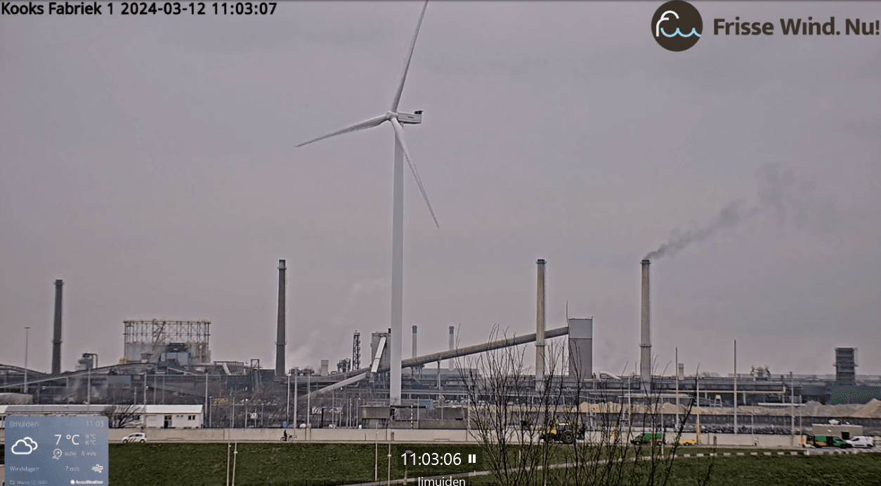 Zwarte gifwolk uit schoorsteen kooksfabriek 1