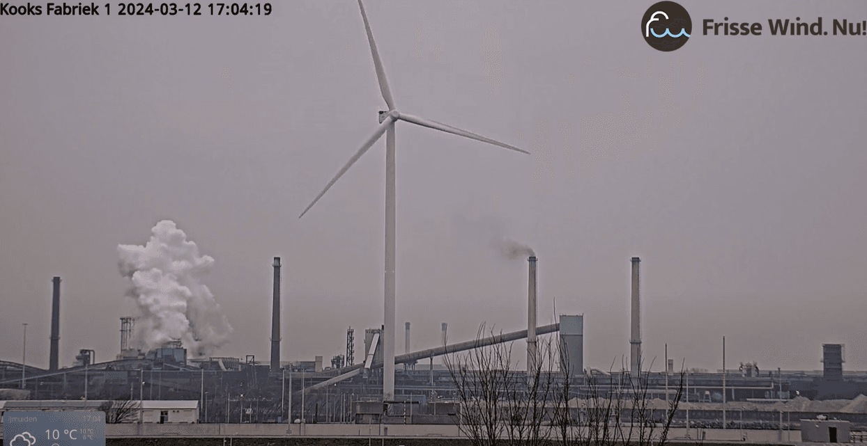 Zwarte gifwolk uit schoorsteen kooksfabriek 1