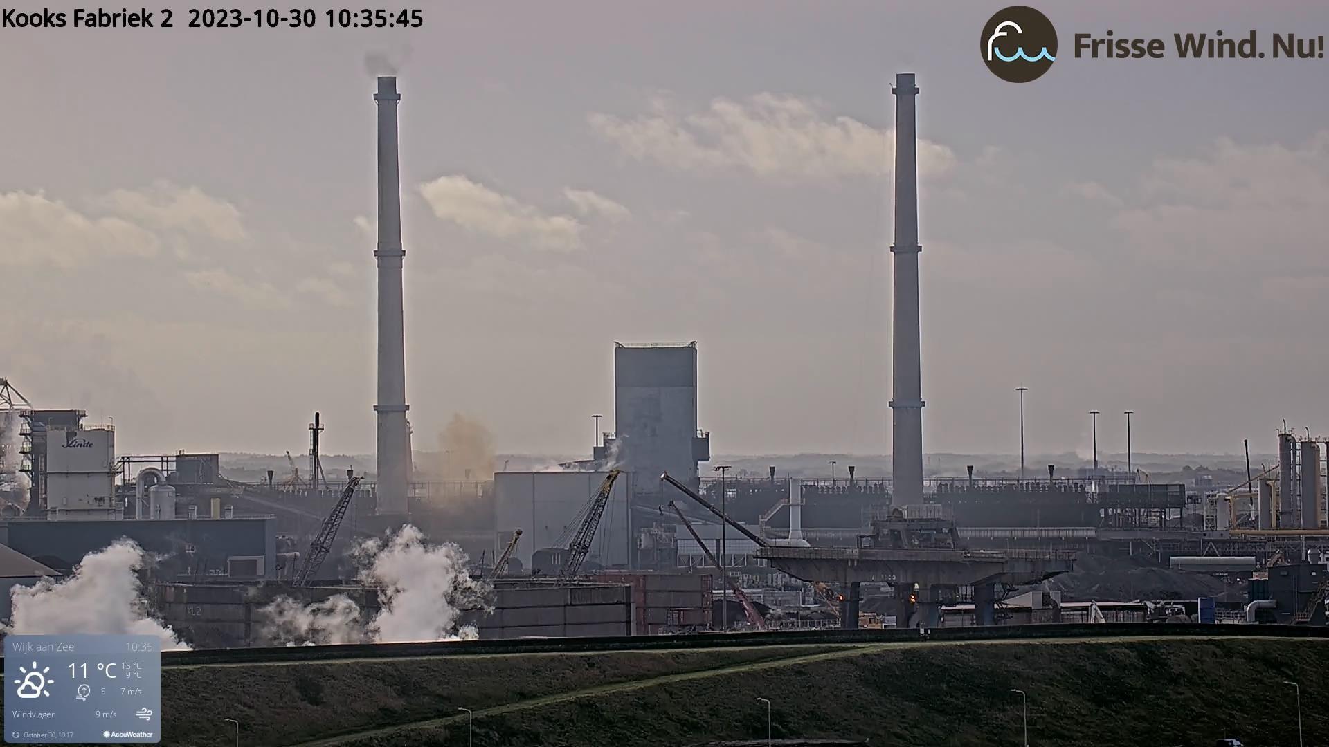 Oranje gifwolk bij kooksfabriek 2. 